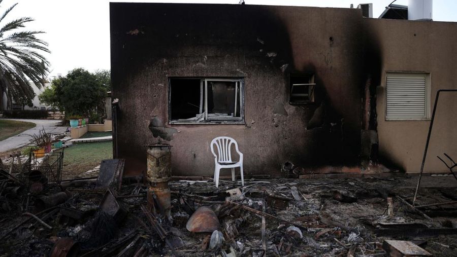 Gempuran kelompok militan Palestina, Hamas, secara tiba-tiba pada akhir pekan lalu ke wilayah selatan Kibbutz Beeri, Israel. (REUTERS/Ilan Rosenberg)