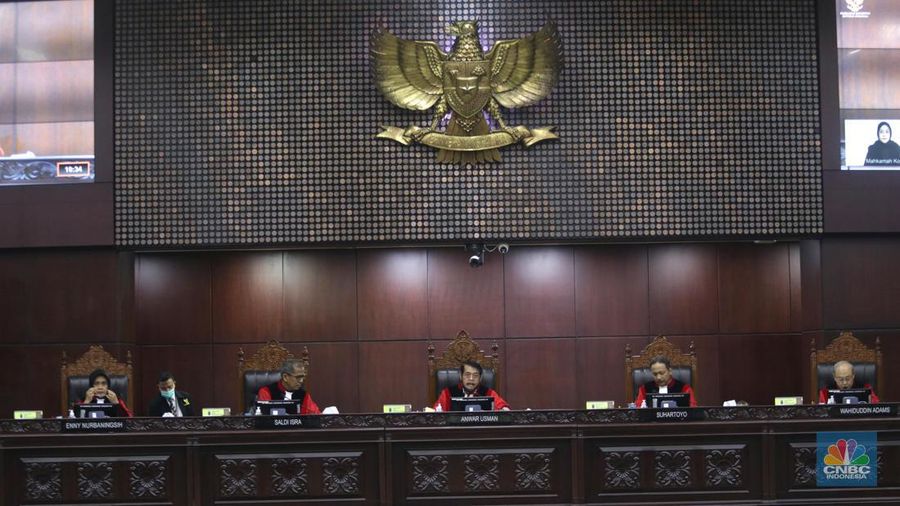 Ketua Mahkamah Konstitusi Anwar Usman saat memimpin sidang putusan batas umur Capres dan Cawapres di gedung Mahkamah Konstitusi, Jakarta, Senin (16/10/2023). (CNBC Indonesia/Muhammad Sabki)