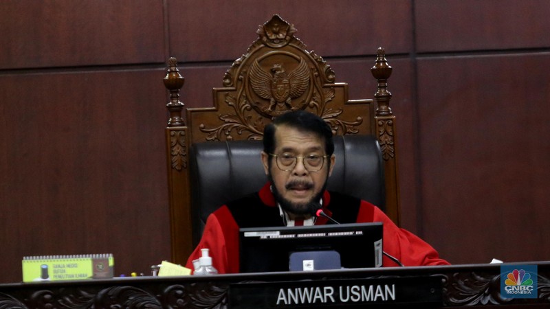 Ketua Mahkamah Konstitusi Anwar Usman saat memimpin sidang putusan batas umur Capres dan Cawapres di gedung Mahkamah Konstitusi, Jakarta, Senin (16/10/2023). Ketua Mahkamah Konstitusi Anwar Usman saat memimpin sidang putusan batas umur Capres dan Cawapres di gedung Mahkamah Konstitusi, Jakarta, Senin (16/10/2023). (CNBC Indonesia/Muhammad Sabki)