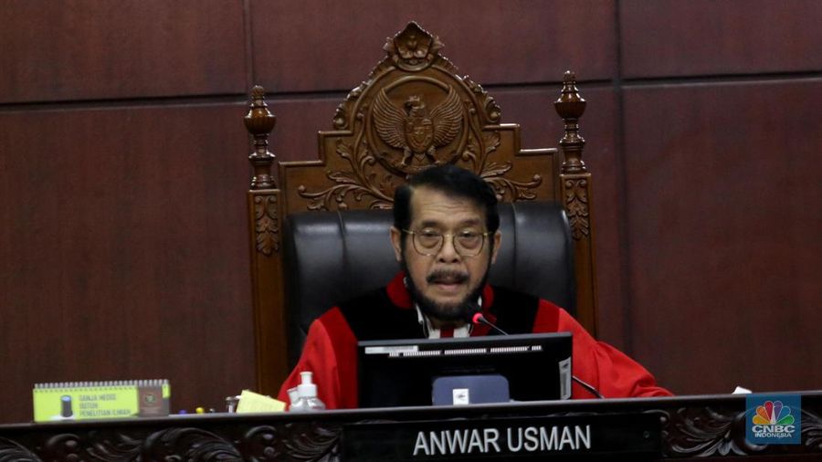 Ketua Mahkamah Konstitusi Anwar Usman saat memimpin sidang putusan batas umur Capres dan Cawapres di gedung Mahkamah Konstitusi, Jakarta, Senin (16/10/2023). (վ/Muhammad Sabki)