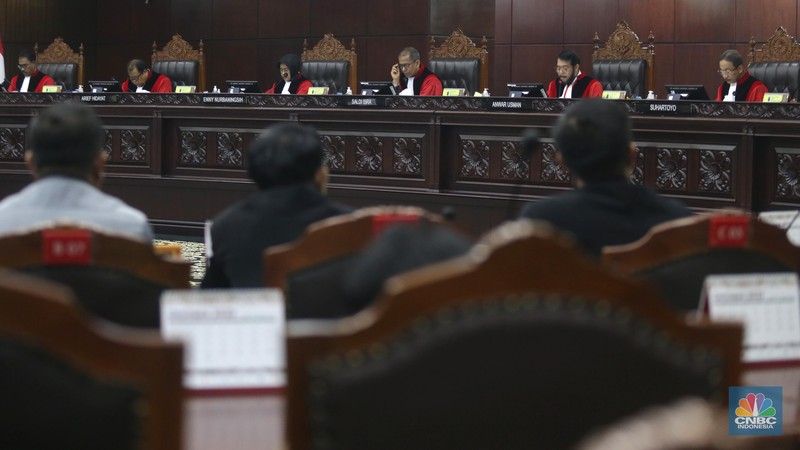 Ketua Mahkamah Konstitusi Anwar Usman saat memimpin sidang putusan batas umur Capres dan Cawapres di gedung Mahkamah Konstitusi, Jakarta, Senin (16/10/2023). Ketua Mahkamah Konstitusi Anwar Usman saat memimpin sidang putusan batas umur Capres dan Cawapres di gedung Mahkamah Konstitusi, Jakarta, Senin (16/10/2023). (CNBC Indonesia/Muhammad Sabki)