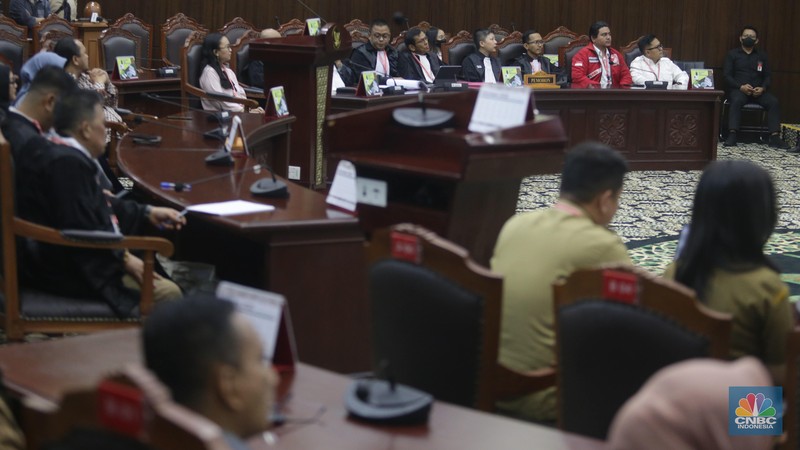 Ketua Mahkamah Konstitusi Anwar Usman saat memimpin sidang putusan batas umur Capres dan Cawapres di gedung Mahkamah Konstitusi, Jakarta, Senin (16/10/2023). Ketua Mahkamah Konstitusi Anwar Usman saat memimpin sidang putusan batas umur Capres dan Cawapres di gedung Mahkamah Konstitusi, Jakarta, Senin (16/10/2023). (CNBC Indonesia/Muhammad Sabki)