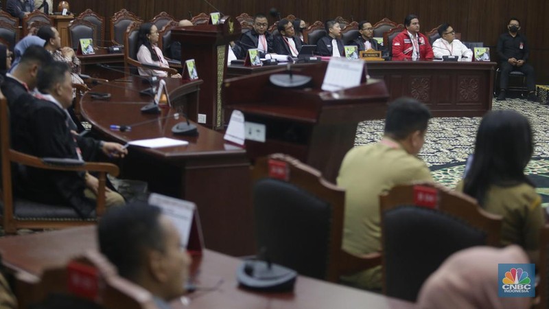 Ketua Mahkamah Konstitusi Anwar Usman saat memimpin sidang putusan batas umur Capres dan Cawapres di gedung Mahkamah Konstitusi, Jakarta, Senin (16/10/2023). (CNBC Indonesia/Muhammad Sabki)