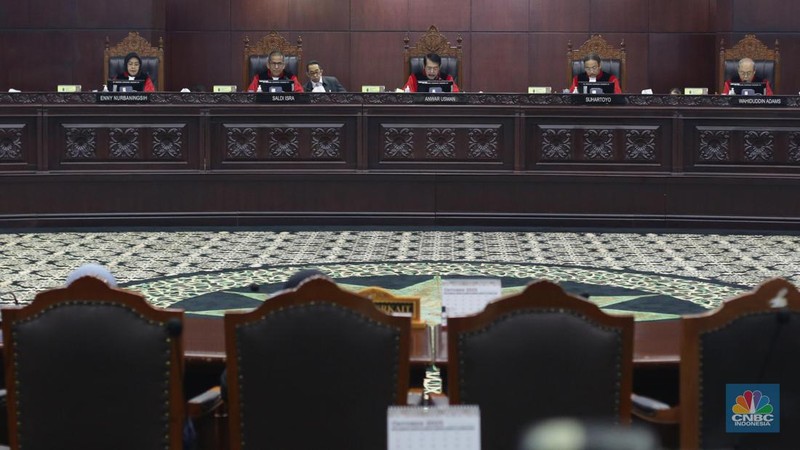 Ketua Mahkamah Konstitusi Anwar Usman saat memimpin sidang putusan batas umur Capres dan Cawapres di gedung Mahkamah Konstitusi, Jakarta, Senin (16/10/2023). (CNBC Indonesia/Muhammad Sabki)