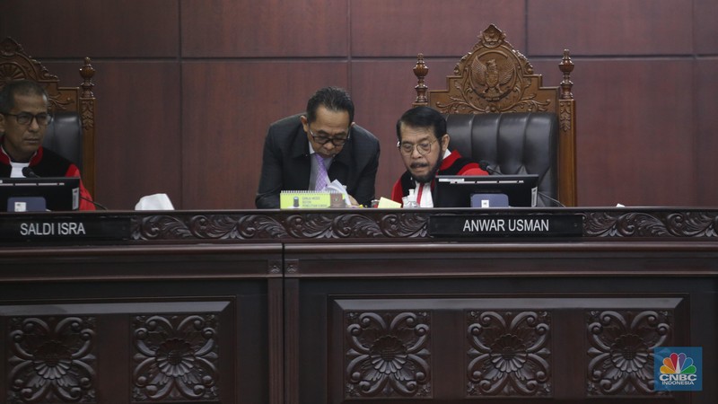Ketua Mahkamah Konstitusi Anwar Usman saat memimpin sidang putusan batas umur Capres dan Cawapres di gedung Mahkamah Konstitusi, Jakarta, Senin (16/10/2023). (CNBC Indonesia/Muhammad Sabki)