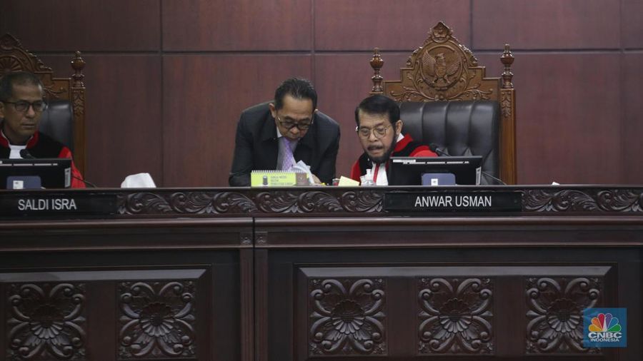 Ketua Mahkamah Konstitusi Anwar Usman saat memimpin sidang putusan batas umur Capres dan Cawapres di gedung Mahkamah Konstitusi, Jakarta, Senin (16/10/2023). (CNBC Indonesia/Muhammad Sabki)