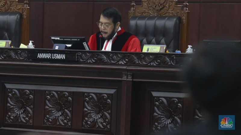 Ketua Mahkamah Konstitusi Anwar Usman saat memimpin sidang putusan batas umur Capres dan Cawapres di gedung Mahkamah Konstitusi, Jakarta, Senin (16/10/2023). (CNBC Indonesia/Muhammad Sabki)