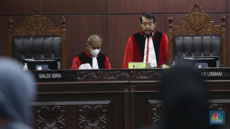 Ketua Mahkamah Konstitusi Anwar Usman saat memimpin sidang putusan batas umur Capres dan Cawapres di gedung Mahkamah Konstitusi, Jakarta, Senin (16/10/2023). Ketua Mahkamah Konstitusi Anwar Usman saat memimpin sidang putusan batas umur Capres dan Cawapres di gedung Mahkamah Konstitusi, Jakarta, Senin (16/10/2023). (CNBC Indonesia/Muhammad Sabki)