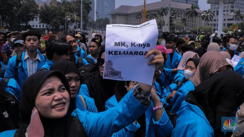 Massa aksi melakukan unjuk rasa saat berlangsungnya sidang putusan Mahkamah Konstitusi (MK) terkait gugatan UU 7/2017 tentang Pemilu soal batas usia capres dan cawapres di kawasan Patung Kuda, Jakarta, Senin (16/10/2023). Dalam aksi ini mereka meminta MK tidak mengabulkan gugatan tersebut. (CNBC Indonesia/Faisal Rahman)