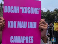 Massa Tumpah, Demo Usai MK Tolak Gugatan Usia Capres-Cawapres
