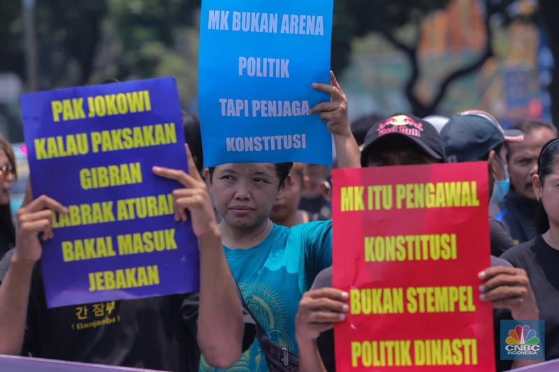 Massa aksi melakukan unjuk rasa saat berlangsungnya sidang putusan Mahkamah Konstitusi (MK) terkait gugatan UU 7/2017 tentang Pemilu soal batas usia capres dan cawapres di kawasan Patung Kuda, Jakarta, Senin (16/10/2023). Dalam aksi ini mereka meminta MK tidak mengabulkan gugatan tersebut. (CNBC Indonesia/Faisal Rahman)