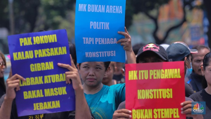 Massa aksi melakukan unjuk rasa saat berlangsungnya sidang putusan Mahkamah Konstitusi (MK) terkait gugatan UU 7/2017 tentang Pemilu soal batas usia capres dan cawapres di kawasan Patung Kuda, Jakarta, Senin (16/10/2023). Dalam aksi ini mereka meminta MK tidak mengabulkan gugatan tersebut. (CNBC Indonesia/Faisal Rahman)