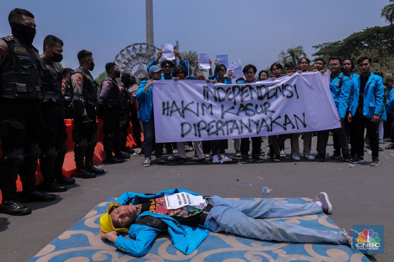 Massa aksi melakukan unjuk rasa saat berlangsungnya sidang putusan Mahkamah Konstitusi (MK) terkait gugatan UU 7/2017 tentang Pemilu soal batas usia capres dan cawapres di kawasan Patung Kuda, Jakarta, Senin (16/10/2023). Dalam aksi ini mereka meminta MK tidak mengabulkan gugatan tersebut. (CNBC Indonesia/Faisal Rahman) Massa aksi melakukan unjuk rasa saat berlangsungnya sidang putusan Mahkamah Konstitusi (MK) terkait gugatan UU 7/2017 tentang Pemilu soal batas usia capres dan cawapres di kawasan Patung Kuda, Jakarta, Senin (16/10/2023). Dalam aksi ini mereka meminta MK tidak mengabulkan gugatan tersebut. (CNBC Indonesia/Faisal Rahman)