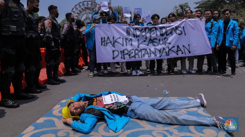 Massa aksi melakukan unjuk rasa saat berlangsungnya sidang putusan Mahkamah Konstitusi (MK) terkait gugatan UU 7/2017 tentang Pemilu soal batas usia capres dan cawapres di kawasan Patung Kuda, Jakarta, Senin (16/10/2023). Dalam aksi ini mereka meminta MK tidak mengabulkan gugatan tersebut. (CNBC Indonesia/Faisal Rahman)