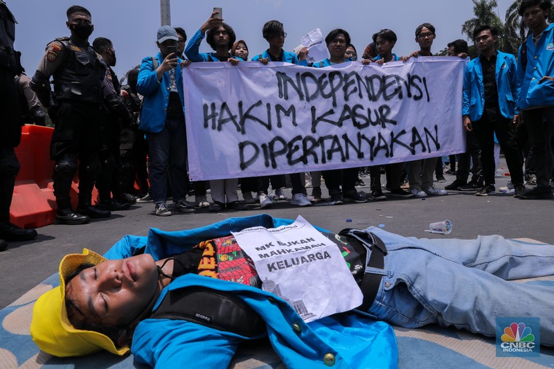 Massa aksi melakukan unjuk rasa saat berlangsungnya sidang putusan Mahkamah Konstitusi (MK) terkait gugatan UU 7/2017 tentang Pemilu soal batas usia capres dan cawapres di kawasan Patung Kuda, Jakarta, Senin (16/10/2023). Dalam aksi ini mereka meminta MK tidak mengabulkan gugatan tersebut. (CNBC Indonesia/Faisal Rahman)