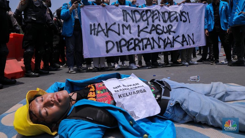 Massa aksi melakukan unjuk rasa saat berlangsungnya sidang putusan Mahkamah Konstitusi (MK) terkait gugatan UU 7/2017 tentang Pemilu soal batas usia capres dan cawapres di kawasan Patung Kuda, Jakarta, Senin (16/10/2023). Dalam aksi ini mereka meminta MK tidak mengabulkan gugatan tersebut. (CNBC Indonesia/Faisal Rahman)