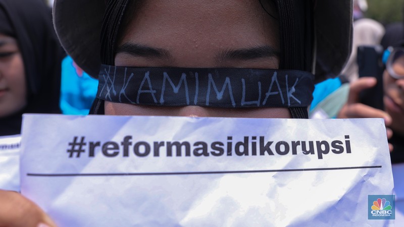 Massa aksi melakukan unjuk rasa saat berlangsungnya sidang putusan Mahkamah Konstitusi (MK) terkait gugatan UU 7/2017 tentang Pemilu soal batas usia capres dan cawapres di kawasan Patung Kuda, Jakarta, Senin (16/10/2023). Dalam aksi ini mereka meminta MK tidak mengabulkan gugatan tersebut. (CNBC Indonesia/Faisal Rahman)