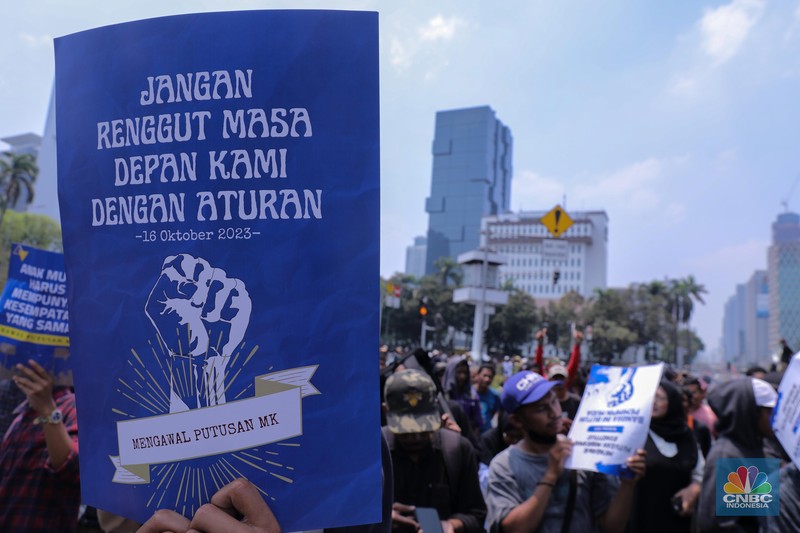 Massa aksi melakukan unjuk rasa saat berlangsungnya sidang putusan Mahkamah Konstitusi (MK) terkait gugatan UU 7/2017 tentang Pemilu soal batas usia capres dan cawapres di kawasan Patung Kuda, Jakarta, Senin (16/10/2023). Dalam aksi ini mereka meminta MK tidak mengabulkan gugatan tersebut. (CNBC Indonesia/Faisal Rahman) Massa aksi melakukan unjuk rasa saat berlangsungnya sidang putusan Mahkamah Konstitusi (MK) terkait gugatan UU 7/2017 tentang Pemilu soal batas usia capres dan cawapres di kawasan Patung Kuda, Jakarta, Senin (16/10/2023). Dalam aksi ini mereka meminta MK tidak mengabulkan gugatan tersebut. (CNBC Indonesia/Faisal Rahman)