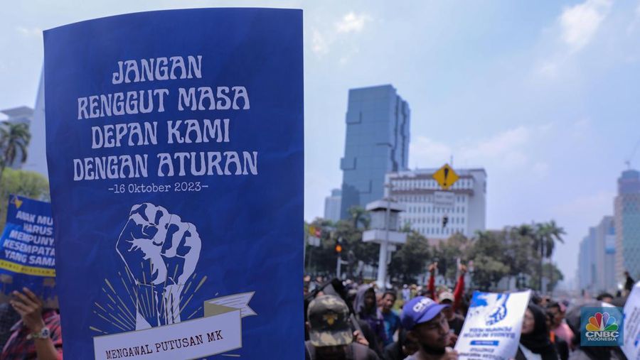 Massa aksi melakukan unjuk rasa saat berlangsungnya sidang putusan Mahkamah Konstitusi (MK) terkait gugatan UU 7/2017 tentang Pemilu soal batas usia capres dan cawapres di kawasan Patung Kuda, Jakarta, Senin (16/10/2023). Dalam aksi ini mereka meminta MK tidak mengabulkan gugatan tersebut. (CNBC Indonesia/Faisal Rahman)