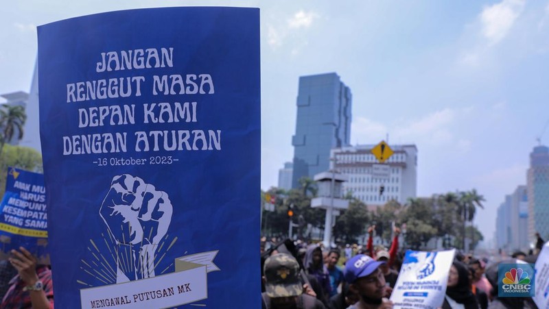 Massa aksi melakukan unjuk rasa saat berlangsungnya sidang putusan Mahkamah Konstitusi (MK) terkait gugatan UU 7/2017 tentang Pemilu soal batas usia capres dan cawapres di kawasan Patung Kuda, Jakarta, Senin (16/10/2023). Dalam aksi ini mereka meminta MK tidak mengabulkan gugatan tersebut. (CNBC Indonesia/Faisal Rahman)