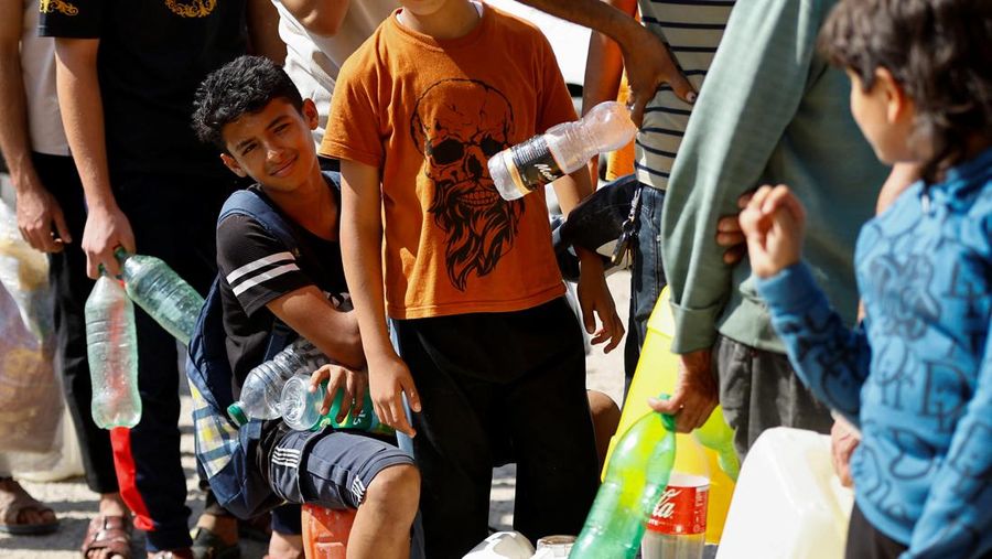 Adobe MAX Sneaks 2023 Palestina menghadapi krisis Bahan Bakar Minyak (BBM) setelah Israel menyetop seluruh pasokan kebutuhan hidup ke wilayah tersebut. (REUTERS/Ibraheem Abu Mustafa)