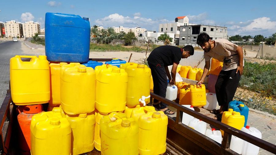 Palestina menghadapi krisis air bersih dan kelaparan setelah Israel menyetop seluruh pasokan kebutuhan hidup ke wilayah tersebut. (REUTERS/Ibraheem Abu Mustafa)