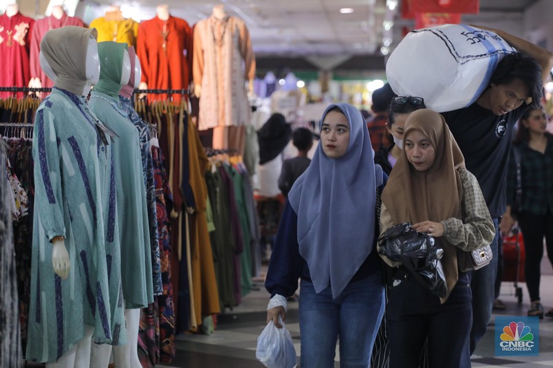 Pembeli memilih busana muslim di Blok B Pasar Tanah Abang, Jakarta, Senin (16/10/2023). Sejak TikTok Shop ditutup pada 4 Oktober lalu, para pedagang Pasar Tanah Abang mulai bangkit kembali. (CNBC Indonesia/Faisal Rahman)