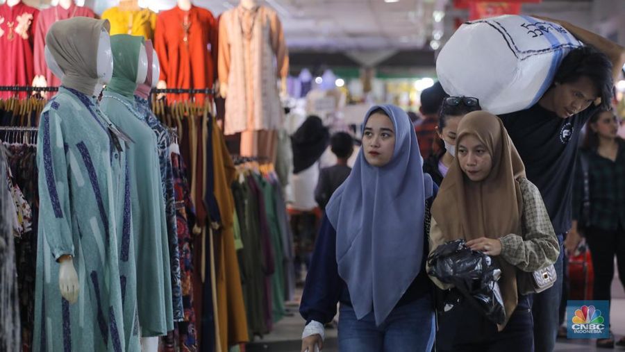 Pembeli memilih busana muslim di Blok B Pasar Tanah Abang, Jakarta, Senin (16/10/2023). Sejak TikTok Shop ditutup pada 4 Oktober lalu, para pedagang Pasar Tanah Abang mulai bangkit kembali. (CNBC Indonesia/Faisal Rahman)