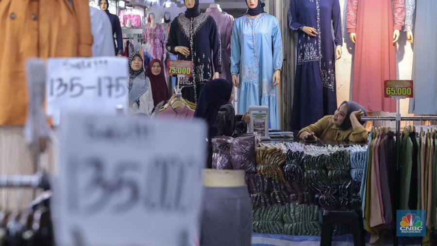Pembeli memilih busana muslim di Blok B Pasar Tanah Abang, Jakarta, Senin (16/10/2023). Sejak TikTok Shop ditutup pada 4 Oktober lalu, para pedagang Pasar Tanah Abang mulai bangkit kembali. Pembeli memilih busana muslim di Blok B Pasar Tanah Abang, Jakarta, Senin (16/10/2023). Sejak TikTok Shop ditutup pada 4 Oktober lalu, para pedagang Pasar Tanah Abang mulai bangkit kembali. (CNBC Indonesia/Faisal Rahman)