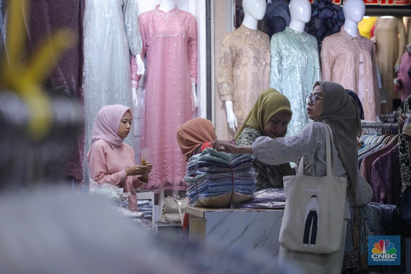 Pembeli memilih busana muslim di Blok B Pasar Tanah Abang, Jakarta, Senin (16/10/2023). Sejak TikTok Shop ditutup pada 4 Oktober lalu, para pedagang Pasar Tanah Abang mulai bangkit kembali. Pembeli memilih busana muslim di Blok B Pasar Tanah Abang, Jakarta, Senin (16/10/2023). Sejak TikTok Shop ditutup pada 4 Oktober lalu, para pedagang Pasar Tanah Abang mulai bangkit kembali. (CNBC Indonesia/Faisal Rahman)