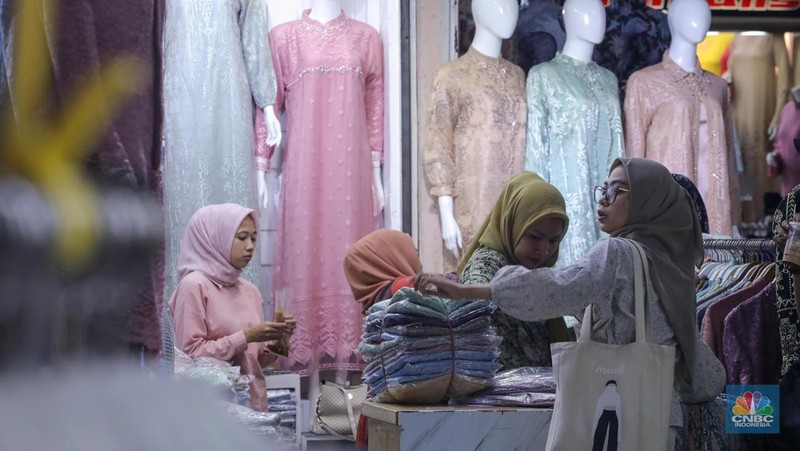 Pembeli memilih busana muslim di Blok B Pasar Tanah Abang, Jakarta, Senin (16/10/2023). Sejak TikTok Shop ditutup pada 4 Oktober lalu, para pedagang Pasar Tanah Abang mulai bangkit kembali. (CNBC Indonesia/Faisal Rahman)
