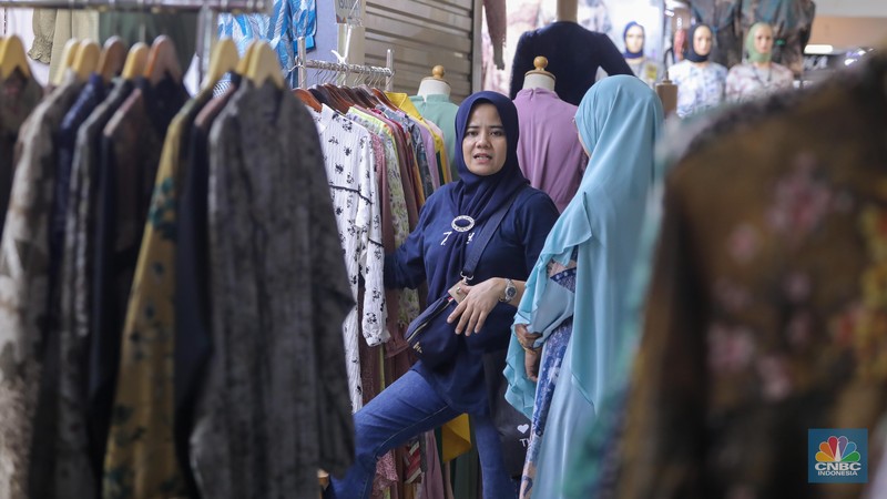 Pembeli memilih busana muslim di Blok B Pasar Tanah Abang, Jakarta, Senin (16/10/2023). Sejak TikTok Shop ditutup pada 4 Oktober lalu, para pedagang Pasar Tanah Abang mulai bangkit kembali. (CNBC Indonesia/Faisal Rahman)