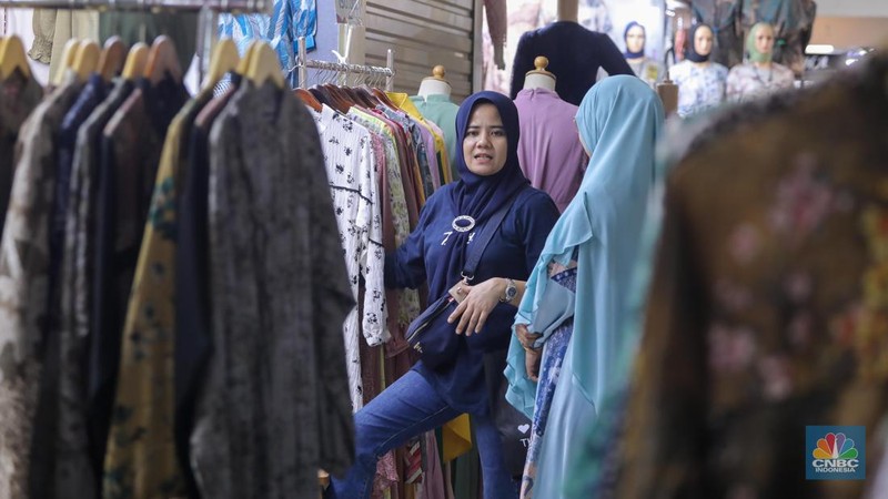 Pembeli memilih busana muslim di Blok B Pasar Tanah Abang, Jakarta, Senin (16/10/2023). Sejak TikTok Shop ditutup pada 4 Oktober lalu, para pedagang Pasar Tanah Abang mulai bangkit kembali. (CNBC Indonesia/Faisal Rahman)