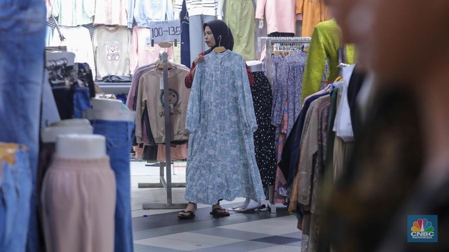 Pembeli memilih busana muslim di Blok B Pasar Tanah Abang, Jakarta, Senin (16/10/2023). Sejak TikTok Shop ditutup pada 4 Oktober lalu, para pedagang Pasar Tanah Abang mulai bangkit kembali. (CNBC Indonesia/Faisal Rahman)