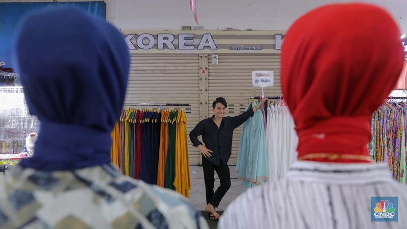Pembeli memilih busana muslim di Blok B Pasar Tanah Abang, Jakarta, Senin (16/10/2023). Sejak TikTok Shop ditutup pada 4 Oktober lalu, para pedagang Pasar Tanah Abang mulai bangkit kembali. Pembeli memilih busana muslim di Blok B Pasar Tanah Abang, Jakarta, Senin (16/10/2023). Sejak TikTok Shop ditutup pada 4 Oktober lalu, para pedagang Pasar Tanah Abang mulai bangkit kembali. (CNBC Indonesia/Faisal Rahman)