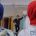 Pembeli memilih busana muslim di Blok B Pasar Tanah Abang, Jakarta, Senin (16/10/2023). Sejak TikTok Shop ditutup pada 4 Oktober lalu, para pedagang Pasar Tanah Abang mulai bangkit kembali. (CNBC Indonesia/Faisal Rahman)