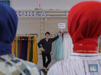Pembeli memilih busana muslim di Blok B Pasar Tanah Abang, Jakarta, Senin (16/10/2023). Sejak TikTok Shop ditutup pada 4 Oktober lalu, para pedagang Pasar Tanah Abang mulai bangkit kembali. (CNBC Indonesia/Faisal Rahman)
