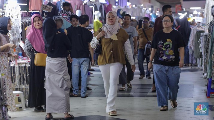 Pembeli memilih busana muslim di Blok B Pasar Tanah Abang, Jakarta, Senin (16/10/2023). Sejak TikTok Shop ditutup pada 4 Oktober lalu, para pedagang Pasar Tanah Abang mulai bangkit kembali. (CNBC Indonesia/Faisal Rahman)