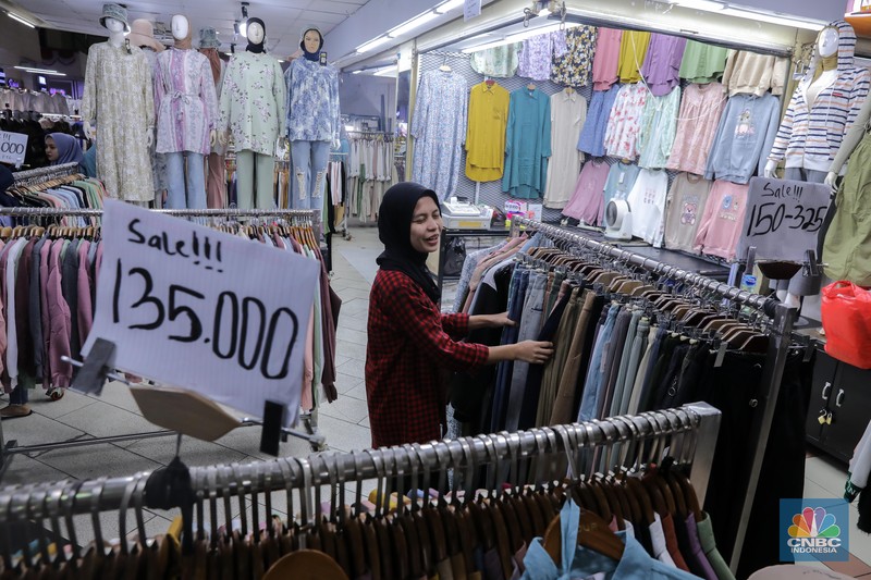 Pembeli memilih busana muslim di Blok B Pasar Tanah Abang, Jakarta, Senin (16/10/2023). Sejak TikTok Shop ditutup pada 4 Oktober lalu, para pedagang Pasar Tanah Abang mulai bangkit kembali. Pembeli memilih busana muslim di Blok B Pasar Tanah Abang, Jakarta, Senin (16/10/2023). Sejak TikTok Shop ditutup pada 4 Oktober lalu, para pedagang Pasar Tanah Abang mulai bangkit kembali. (CNBC Indonesia/Faisal Rahman)