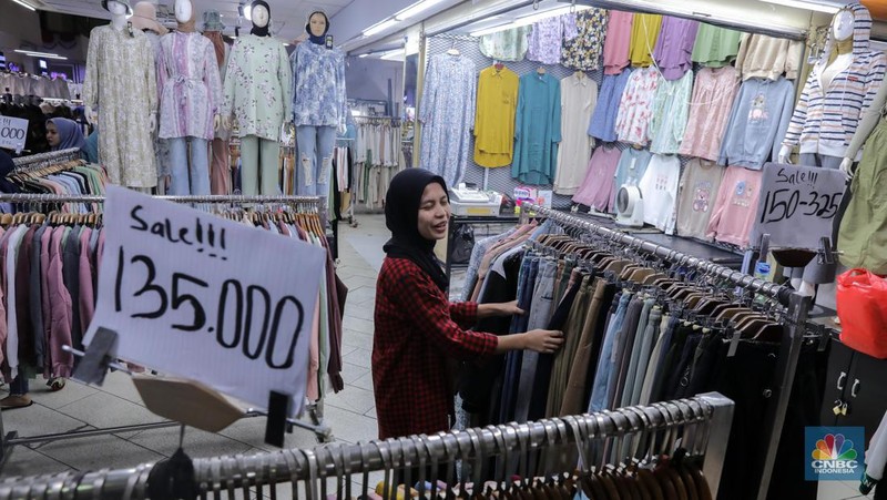 Pembeli memilih busana muslim di Blok B Pasar Tanah Abang, Jakarta, Senin (16/10/2023). Sejak TikTok Shop ditutup pada 4 Oktober lalu, para pedagang Pasar Tanah Abang mulai bangkit kembali. (CNBC Indonesia/Faisal Rahman)