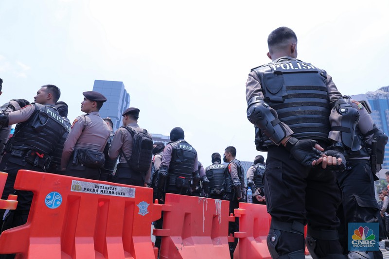 Petugas Kepolisian melakukan pengalihan arus lalu lintas di kawasan Patung Kuda, Jakarta, Senin (16/10/2023). (Faisal Rahman) Petugas Kepolisian melakukan pengalihan arus lalu lintas di kawasan Patung Kuda, Jakarta, Senin (16/10/2023). (Faisal Rahman)