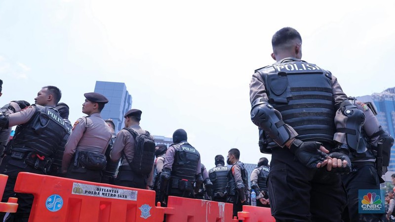 Petugas Kepolisian melakukan pengalihan arus lalu lintas di kawasan Patung Kuda, Jakarta, Senin (16/10/2023). (Faisal Rahman)