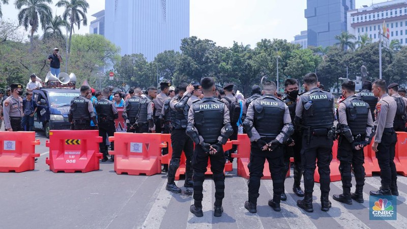 Petugas Kepolisian melakukan pengalihan arus lalu lintas di kawasan Patung Kuda, Jakarta, Senin (16/10/2023). (Faisal Rahman)