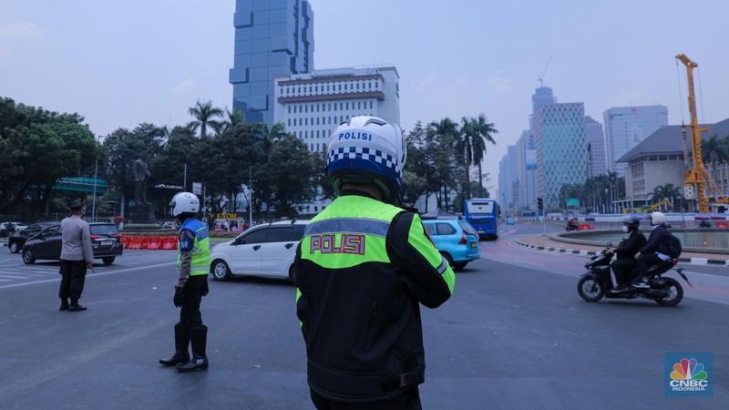 Petugas Kepolisian melakukan pengalihan arus lalu lintas di kawasan Patung Kuda, Jakarta, Senin (16/10/2023). (Faisal Rahman) Petugas Kepolisian melakukan pengalihan arus lalu lintas di kawasan Patung Kuda, Jakarta, Senin (16/10/2023). (Faisal Rahman)