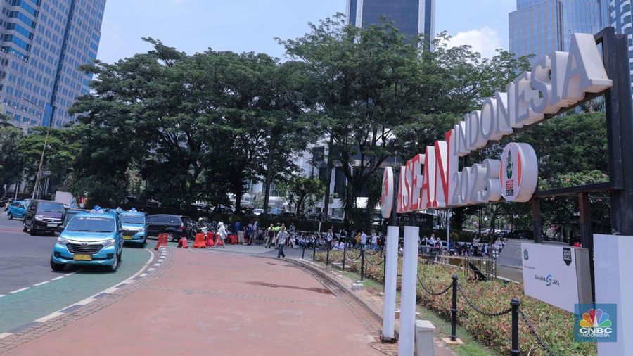 Petugas Kepolisian melakukan pengalihan arus lalu lintas di kawasan Patung Kuda, Jakarta, Senin (16/10/2023). (Faisal Rahman)