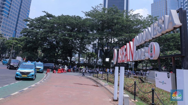 Petugas Kepolisian melakukan pengalihan arus lalu lintas di kawasan Patung Kuda, Jakarta, Senin (16/10/2023). (Faisal Rahman)