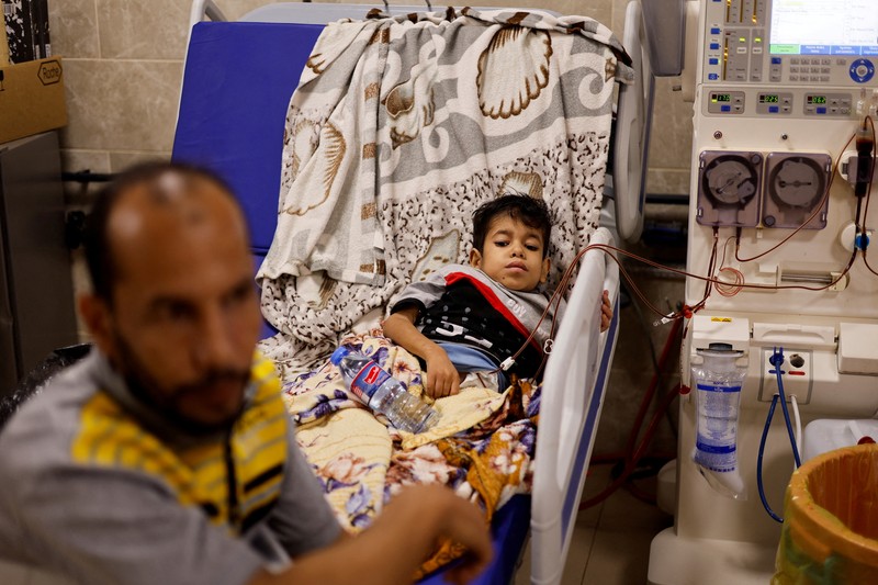 Orang-orang membawa jenazah seorang warga Palestina, yang tewas dalam serangan Israel, dari truk es krim tempatnya disimpan, saat kamar mayat rumah sakit penuh sesak, di tengah konflik Israel-Palestina yang sedang berlangsung, di Jalur Gaza tengah, 15 Oktober 2023. Orang-orang membawa jenazah seorang warga Palestina, yang tewas dalam serangan Israel, dari truk es krim tempatnya disimpan, saat kamar mayat rumah sakit penuh sesak, di tengah konflik Israel-Palestina yang sedang berlangsung, di Jalur Gaza tengah, 15 Oktober 2023. (REUTERS/Stringer)
