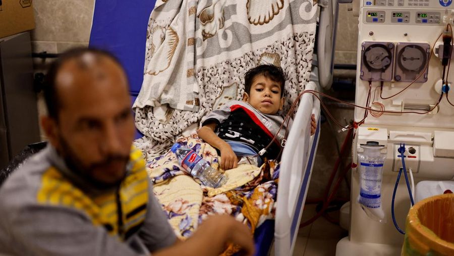 Orang-orang membawa jenazah seorang warga Palestina, yang tewas dalam serangan Israel, dari truk es krim tempatnya disimpan, saat kamar mayat rumah sakit penuh sesak, di tengah konflik Israel-Palestina yang sedang berlangsung, di Jalur Gaza tengah, 15 Oktober 2023. (REUTERS/Stringer)