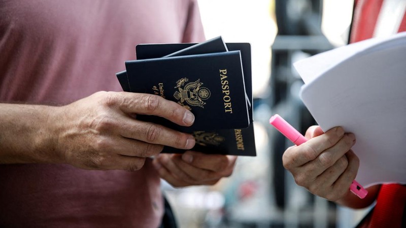 Seorang wanita membawa barang bawaannya sebelum menaiki kapal untuk warga negara AS dan anggota keluarga dekat mereka, saat mereka meninggalkan Israel menuju Siprus, di tengah konflik yang sedang berlangsung antara Israel dan kelompok Islam Palestina Hamas, di Haifa, Israel, 16 Oktober 2023. (REUTERS/Shir Torem)