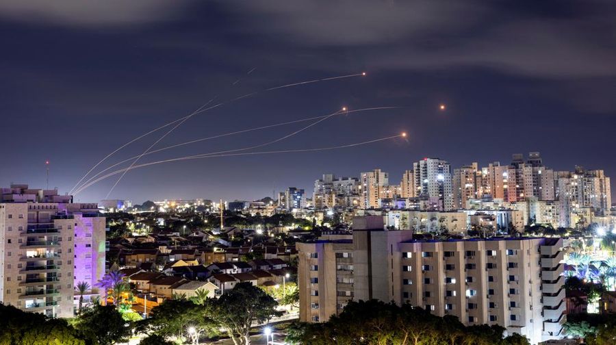 Sistem anti-rudal Iron Dome Israel mencegat roket yang diluncurkan dari Jalur Gaza, seperti yang terlihat dari Ashkelon, di Israel selatan, 15 Oktober 2023. (REUTERS/Amir Cohen)
